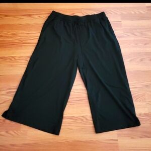 Womens (XL) Black Wide Legged Gaucho Cropped Pants